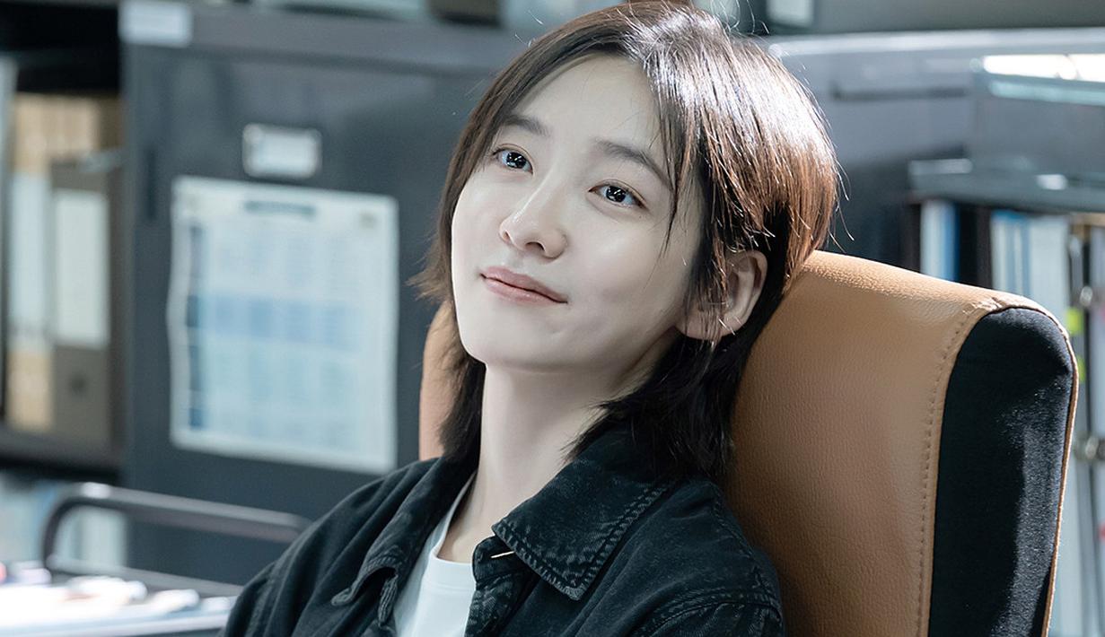 <p>Selain sangat bersemangat melakukan pekerjaannya, Lee Kang Hyun juga memiliki keterampilan investigasi dan sosial yang luar biasa serta pola pikir yang fleksibel. (Foto: SBS)</p>