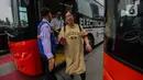 Warga turun dari bus Transjakarta akibat terjebak kemacetan panjang imbas aksi May Day atau Hari Buruh Internasional di kawasan Bundaran HI, Jakarta, Rabu (1/5/2024). (Liputan6.com/Angga Yuniar)