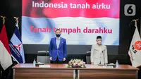 Ketua Umum Partai Demokrat Agus Harimurti Yudhoyono dan Presiden Partai Keadilan Sejahtera (PKS) Ahmad Syaikhu (kanan) menyanyikan lagu kebangsaan Indonesia Raya sebelum pertemuan kedua partai di kantor DPP Partai Demokrat, Jakarta, Kamis (22/4/2021). (Liputan6.com/Faizal Fanani)