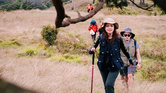 FOTO: Berhasil Sampai Puncak, Ini Momen Seru DJ Yasmin Saat Naik Gunung Prau