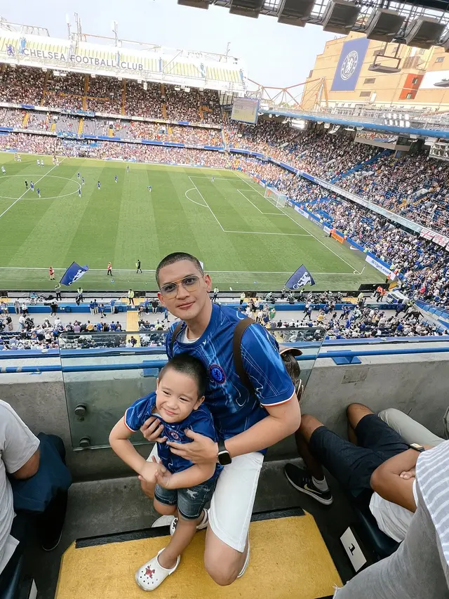 7 Potret Liburan Citra Kirana dan Rezky Adhitya Nonton Liga Inggris Bareng Buah Hati