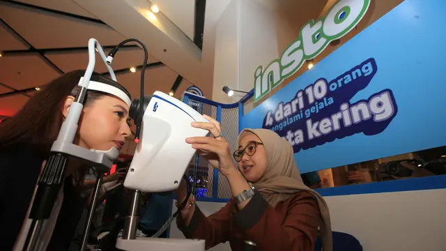 Yuki Kato, selaku figur publik sekaligus content creator didampingi Weitarsa Hendarto, selaku Direktur PT Combiphar melakukan pemeriksaan mata pada saat konferensi pers INSTO Dry Eyes meluncurkan kampanye "Bebas Mata SePeLe", di Jakarta (7/11).