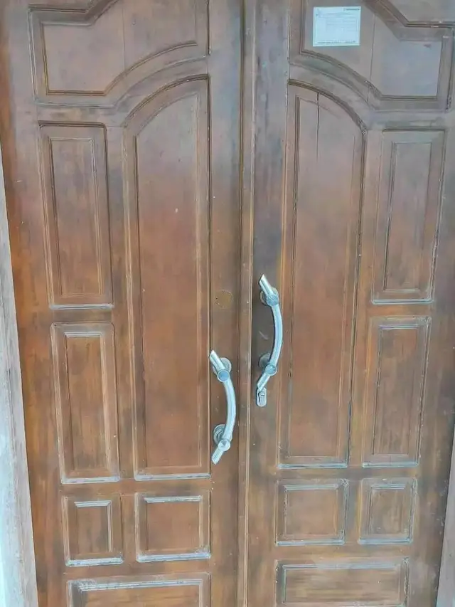 10 Potret Nyeleneh Tukang Salah Pasang Gagang Pintu Ini Bikin Susah