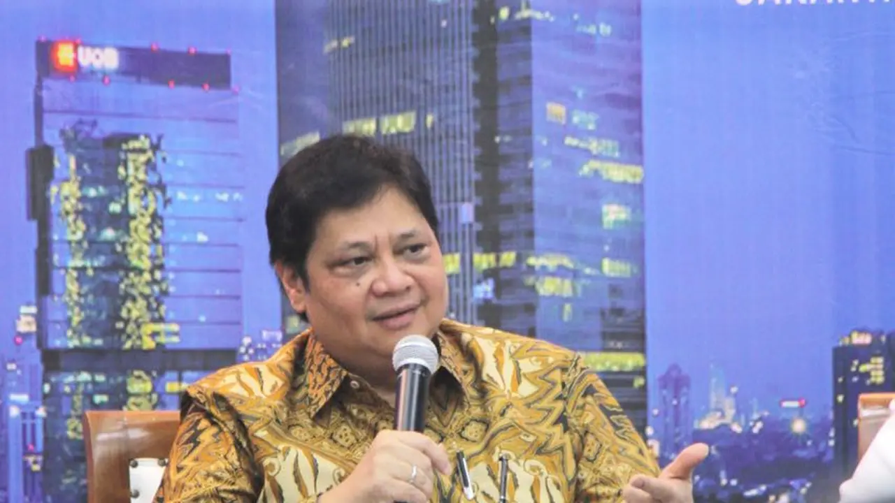Menteri Perindustrian Airlangga Hartarto  di Kantor Kementerian Komunikasi dan Informatika (Kominfo), Jalan Medan Merdeka Barat, Jakarta, Senin 16 April 2018