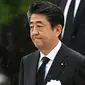 PM Jepang Shinzo Abe usai memimpin peringatan serangan bom atom di Hiroshima Peace Memorial Park, pusat kota Hiroshima, Selasa (5/8/2019). Pemerintah Jepang menggelar peringatan jatuhnya bom atom di Kota Hiroshoma 74 tahun lalu yang menandai berakhirnya Perang Dunia (PD) II. (Kyodo News via AP)