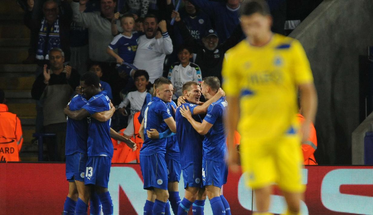 Para pemain Leicester City merayakan gol saat melawan FC Porto pada lanjutan liga Champions grup G di Stadion King Power, Leicester, Rabu (28/9/2016) dini hari WIB. Leicester menang 1-0. (AP Photo/Rui Vieira)