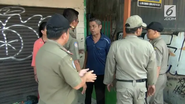 Seorang Pedagang kaki Lima (PKL) yang biasa berjualan malam hari marah tahu gerobaknya diangkut petugas Satpol PP Kecamatan Kemayoran
