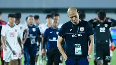 Pelatih Timnas Indonesia U-17, Nova Arianto tertunduk lesu usai memimpin tim asuhannya bertanding melawan China dalam laga uji coba di Indomilk Arena, Tangerang, Banten, Minggu (8/2/2026). (Bola.com/M Iqbal Ichsan)