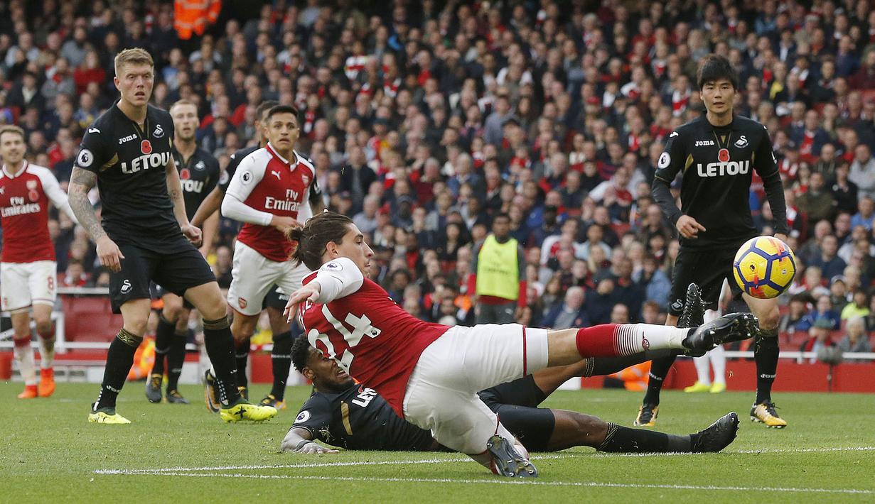 Bek Arsenal, Hector Bellerin, melepaskan tendangan saat pertandingan melawan Swansea City pada laga Premier League di Stadion Emirates, Sabtu (28/10/2017). Arsenal menang 2-1 atas Swansea City. (AP/Frank Augstein)
