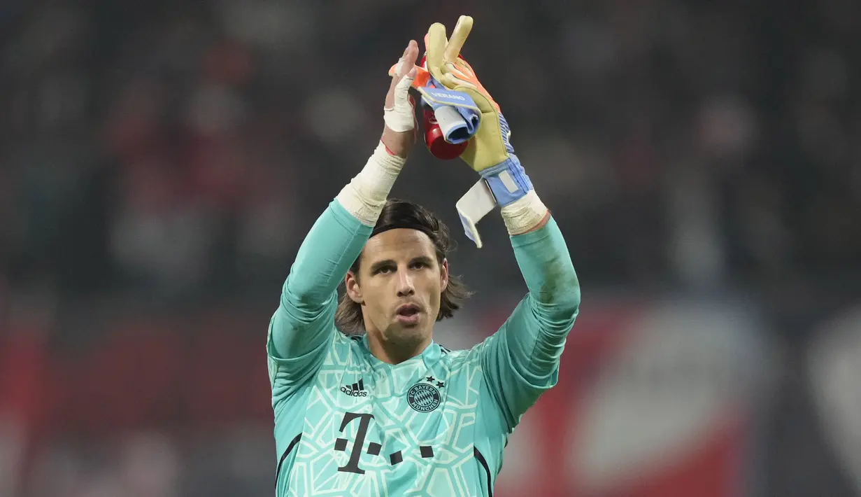 Kiper Bayern Munchen, Yann Sommer, memberikan aplaus kepada suporter setelah pertandingan melawan RB Leipzig pada laga Bundesliga di Stadion Red Bull Arena, Sabtu (21/1/2023). Hasil ini masih membuat Bayern Munchen berada di puncak Klasemen Bundeslig dengan koleksi 35 poin dari 16 laga. Sementara itu, Leipzig juga bertahan di peringkat ketiga dengan catatan 29 poin. (AP Photo/Matthias Schrader)