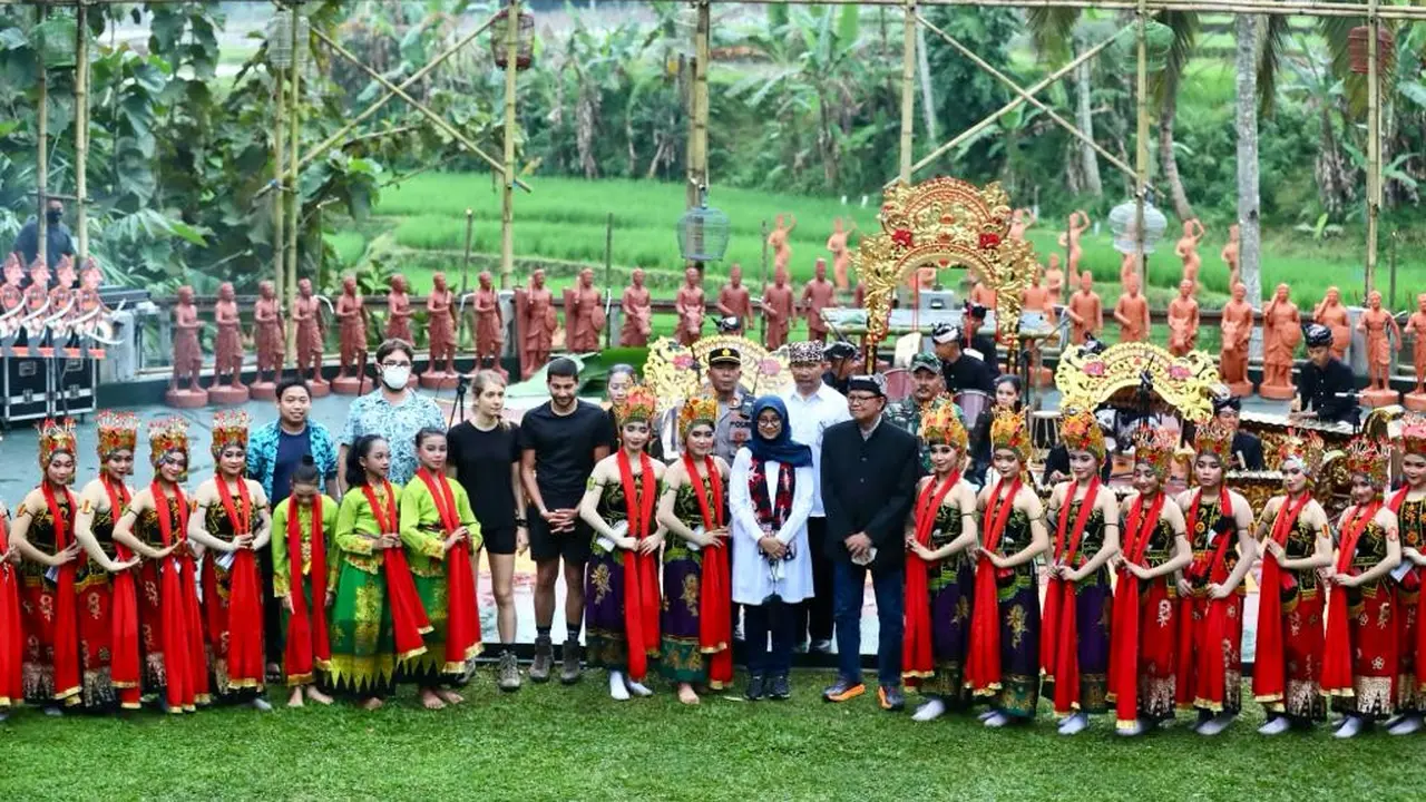 Sendratari Meras Gandrung.