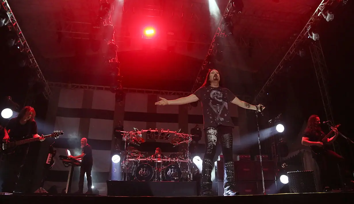 Sekitar tiga jam grup musik rock yang telah berusia 25 tahun pada tahun ini itu menggebrak panggung JogjaROCKarta: International Rock Music Festival. (Bambang E. Ros/Bintang.com)