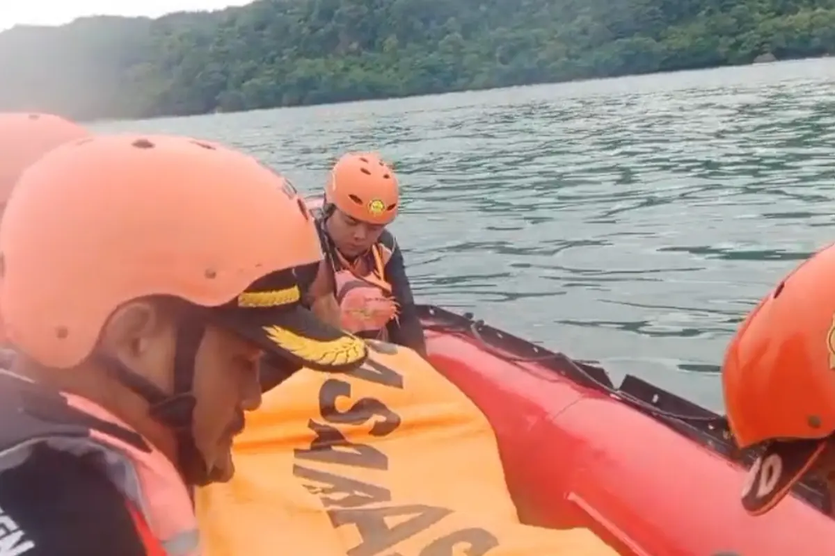 Operasi pencarian terhadap dua pemancing yang terseret ombak di Pantai Cikeueus Loji, Kecamatan Simpenan, Kabupaten Sukabumi.