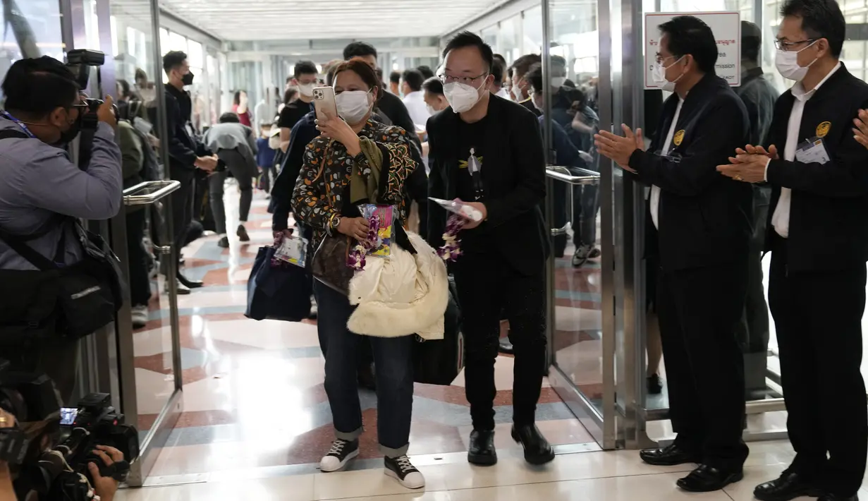 Turis China tiba di Bandara Internasional Suvarnabhumi di provinsi Samut Prakarn, Thailand, Senin (9/1/2023). Wisatawan China sekitar sepertiga dari jumlah total turis yang mengunjungi Thailand sebelum pandemi covid-19, dan pihak berwenang berharap mereka dapat membantu memulihkan industri pariwisata yang menguntungkan. (AP Photo/Sakchai Lalit)