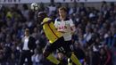 Pemain Watford, Stefano Okaka Chuka (kiri) menghalau bola dari kejaran pemain Tottenham, Eric Dier pada lanjutan Premier League pekan ke-32 di  White Hart Lane, London, (8/4/2017). Tottenham menang 4-0. (AP/Tim Ireland)