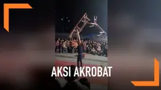 Aksi akrobat seorang pria mengangkat tujuh bangku dengan mulut di China. Diketahui ia memulai belajar akrobat sejak 30 tahun lalu.