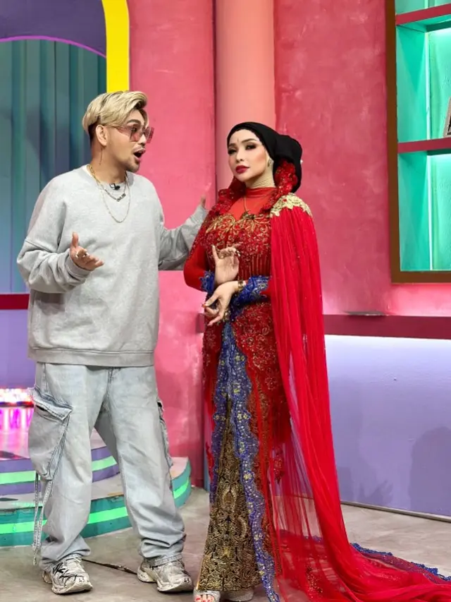 Model Kebaya dan Hijab Sanggul Roro Fitria