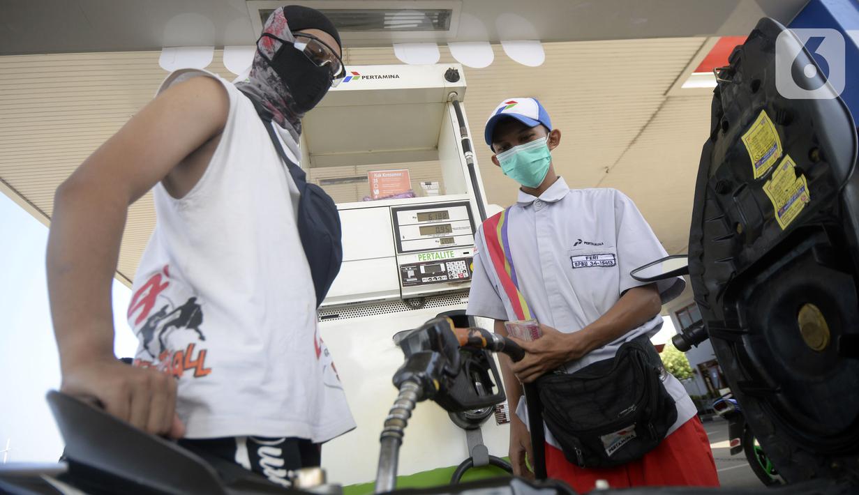 Petugas SPBU mengisi bahan bakar jenis pertalite kepada pengguna sepeda motor di Pamulang, Tangerang Seatan, Banten, Senin (21/9/2020). Pertamina memberi diskon harga BBM jenis pertalite menjadi setara premium khusus bagi pengguna sepeda motor, angkot, taksi, dan bajaj. (merdeka.com/Dwi Narwoko)
