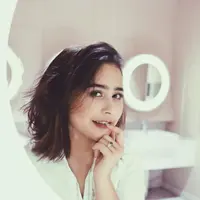 Prilly Latuconsina dengan lipstik merah. (Instagram/prillylatuconsina96).