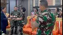 Tampak beberapa anggota TNI perempuan menyanyikan lagu Selamat Ulang tahun  yang dipopulerkan oleh Jamrud. [Instagram/marcella.zalianty]