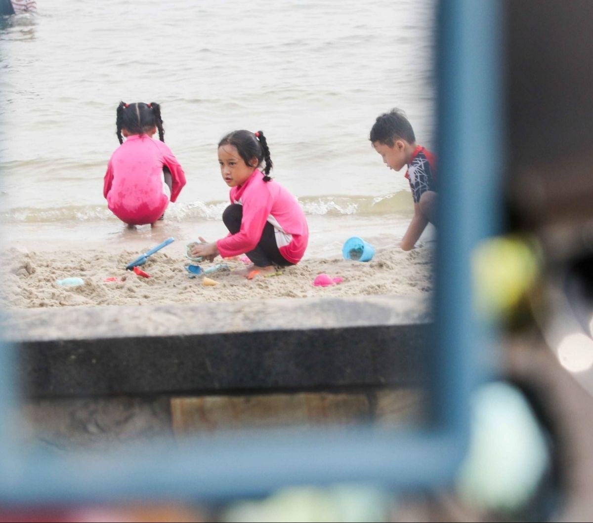 Dengan adanya program gratis masuk ini, diharapkan dapat meningkatkan kesadaran masyarakat akan pentingnya menjaga kelestarian lingkungan pantai. Foto: Liputan6.com / Herman Zakharia<br>