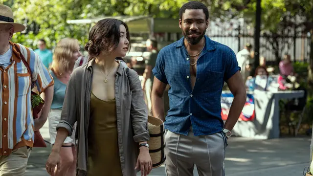 Maya Erskine dan Donald Glover dalam serial Mr. & Mrs. Smith. [Foto: Prime Video]