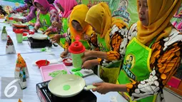 Lomba Jajanan Manis di Kecamatan Makassar bertujuan untuk melestarikan makanan tradisional khas Indonesia agar tak pudar diterjang makanan internasional Jakarta, Selasa (24/5). (Liputan6.com/Yoppy Renato)