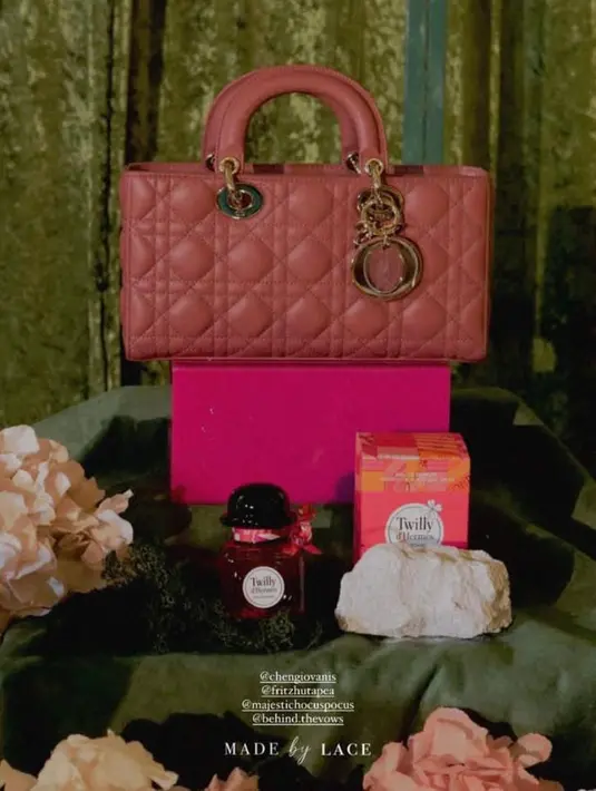 <p>Salah satunya ada tas Dior Lady D-Joy dan parfum Twilly d&rsquo;Hermes. [Foto: IIG/madebylace_).</p>