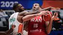 <p>Pebasket Iran, Hamed Haddadi (kanan) berusaha mencetak poin dihalangi pebasket Pantai Gading, Vafessa Fofana pada laga kedua Grup G Piala Dunia FIBA 2023 di Indonesia Arena, Senayan, Jakarta, Senin (28/08/2023). (Bola.com/Bagaskara Lazuardi)</p>