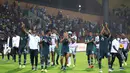Para pemain Nigeria merayakan kemenangan melawan Mesir pada pertandingan Grup D Piala Afrika (CAN) 2021 di Stade Roumde Adjia di Garoua (12/1/2022). Nigeria menang tipis atas Mesir tipis 1-0 lewat gol Kelechi Iheanacho di menit ke-30. (AFP/Daniel Beloumou Olomo)