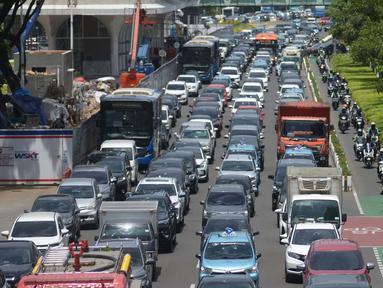 Kepadatan arus lalu lintas di Jalan Sudirman-Thamrin pada jam makan siang, Jakarta, Kamis (15/12/2022). Pemerintah berencana untuk mengucurkan insentif kendaraan listrik di Indonesia, insentif mobil listrik sebesar Rp 80 juta dan motor listrik Rp 8 juta. (merdeka.com/Imam Buhori)