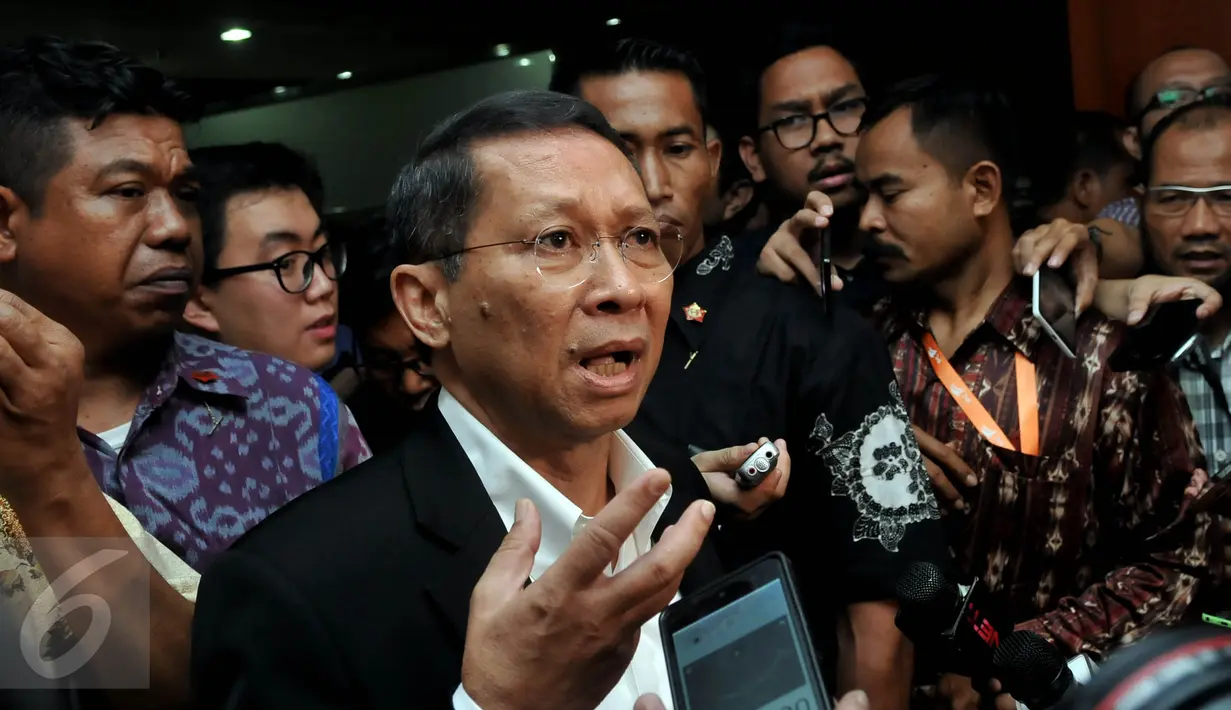 Robert Joost Lino memberikan keterangan pers usai menghadiri rapat pembentukan Panja Pelindo II bersama Komisi VI DPR RI, Jakarta, Rabu (14/9/2015). Rapat membahas perkembangan kasus hukum dugaan korupsi crane di Pelindo II. (Liputan6.com/Johan Tallo)
