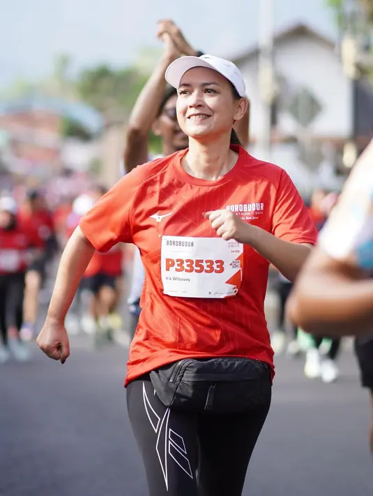 Meski usianya tak muda lagi, ia berhasil menyelesaikan sampai finis. Berikut saat pemeran itu lari sambil mengikuti gaya anak-anak. "Btw, slide 2 bukan gaya lari aku lhoo…itu aku lg ngikutin gaya anak2 yg cheering sambil nyanyi dan nari," tulisnya. [Instagram/irawbw]