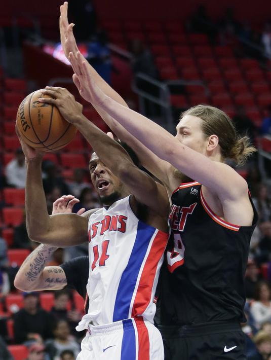 Pemain Detroit Pistons, Ish Smith (14) berusaha keluar dari tekanan para pemain Miami Heat pada laga NBA basketball game di Little Caesars Arena, Detroit, (12/11/2017). Detroit Pistons menang 112-103. (AP/Duane Burleson)