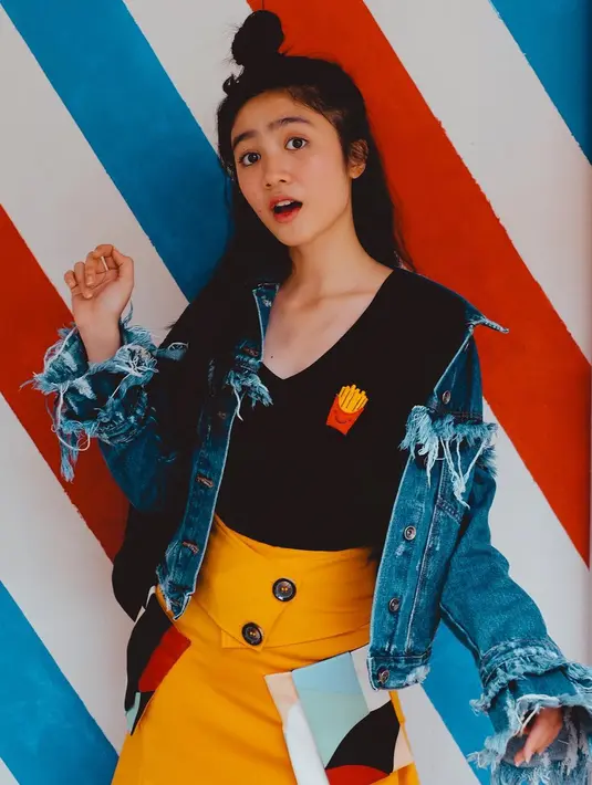 "Sementara kadang kalau libur pun teman lain pada jalan-jalan, ngobrol, aku harus ngerjain tugas bawa laptop. Kadang manggil guru juga tutor gitu. Perjuangan sih, tapi ya alhamdulillah," ungkapnya. (Instagram/febbyrastanty)