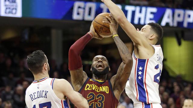 LeBron James menerobos pertahanan Sixers