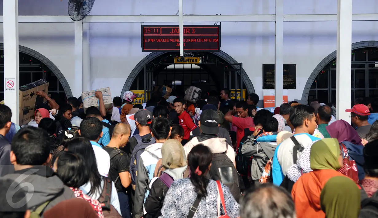 Ribuan calon penumpang memadati depan pintu masuk Stasiun Senen Jakarta, Sabtu (2/1/2016). Hingga pukul 15.15 WIB, 10.345 penumpang telah diberangkatkan dari Stasiun Senen menuju sejumlah kota di pulau Jawa. (Liputan6.com/Helmi Fithriansyah)