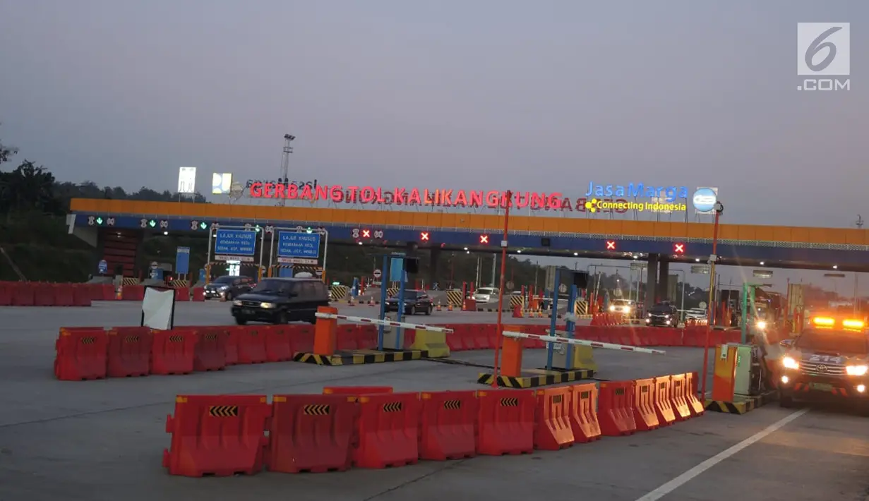 Sejumlah mobil memasuki gerbang tol Kalikangkung, Semarang, Minggu (9/6/2019). Volume kendaraan arus balik Lebaran di Tol Trans Jawa dari GT Kalikangkung KM 414 menuju Cikampek KM 70 semakin bertambah. (Liputan6.com/Gholib)