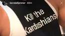 Foto tersebut memperlihatkan orang yang memakai kaos bertuliskan "Kill the Kardashians" alias "Bunuh Keluarga Kardashian". (instagram/kendalljenner)