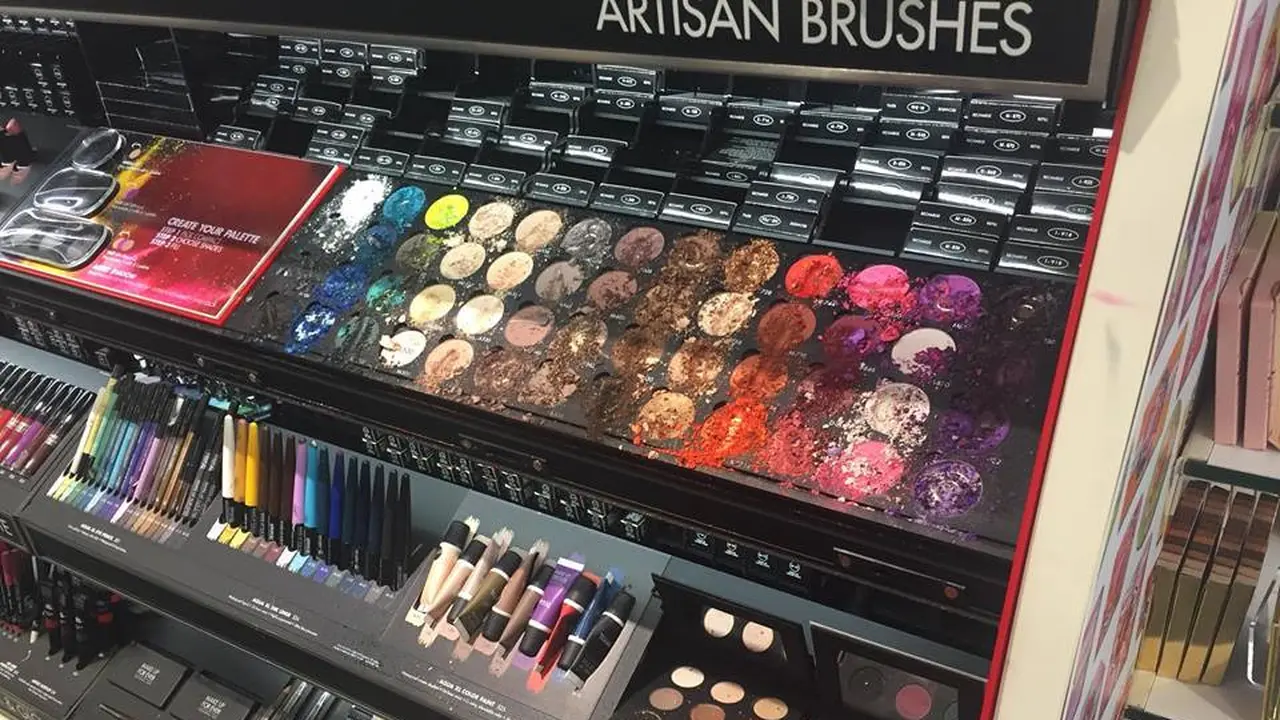 [Bintang] Sedih! Seorang Bocah Hancurkan Makeup Senilai Rp 17 Juta di Mal