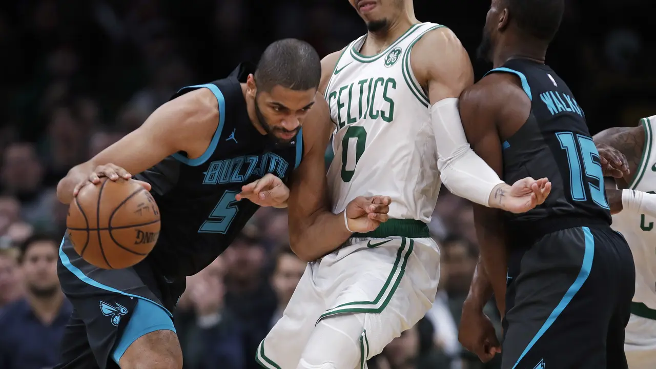Jayson Tatum (Baju putih) berduel dengan pemain Hornets