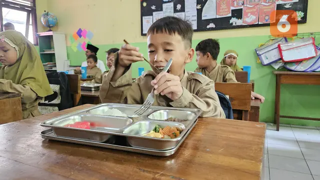 Murid-murid SD Muhammadiyah Sleman menunjukkan antusiasme tinggi menikmati makan bergizi dalam program yang tidak hanya memperkenalkan nutrisi sehat, tapi juga mengajarkan pentingnya peduli lingkungan (Foto: Aditya Eka Prawira/Liputan6.com)