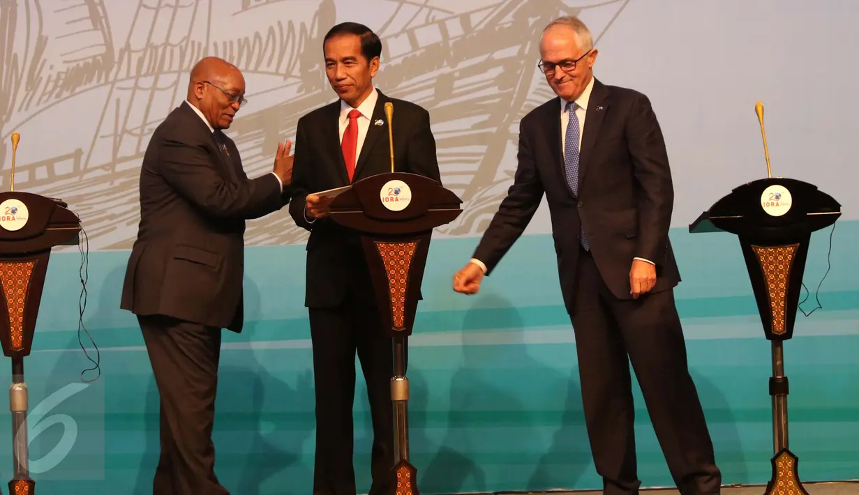 Ki-ka: Presiden Afrika Selatan Jacob Zuma, Presiden RI Joko Widodo dan PM Australia Malcom Turnbull usai memberikan keterangan pers terkait hasil KTT IORA 2017 di JCC, Jakarta, Selasa (7/3). (Liputan6.com/Angga Yuniar)