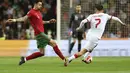 Bek Portugal, Jose Fonte (kiri) berebut bola dengan gelandang Turki, Cengiz Under selama pertandingan playoff Piala Dunia 2022 di stadion Dragao di Porto, Portugal, Jumat (25/3/2022). Portugal menang atas Turki 3-1. (AP Photo/Luis Vieira)