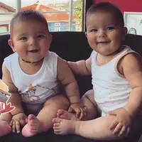 Jika satu bayi saja sudah bisa membuat gemas. Bagaimana dengan bayi kembar?
