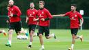 Timnas Wales, James Collins, Hal Robson-Kanu dan Neil Taylor berlatih sebelum melawan Moldova pada kualifikasi piala Dunia 2018 di  The Vale Resort, Hensol, Vale of Glamorgan, Wales (31/8/16) (Action Images via Reuters/Matthew Childs)