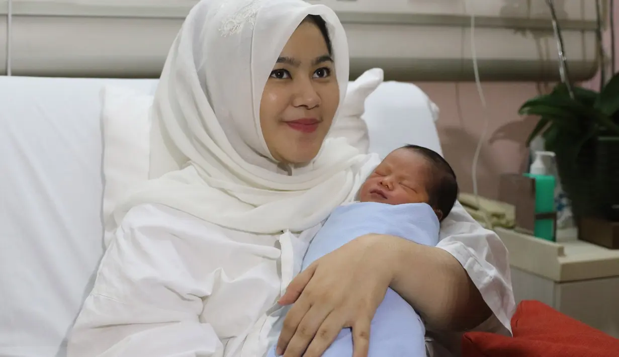 Zumi Zola berharap anak keduanya ini bisa menjadi anak saleh baik dan berguna. (Adrian Putra/Bintang.com)