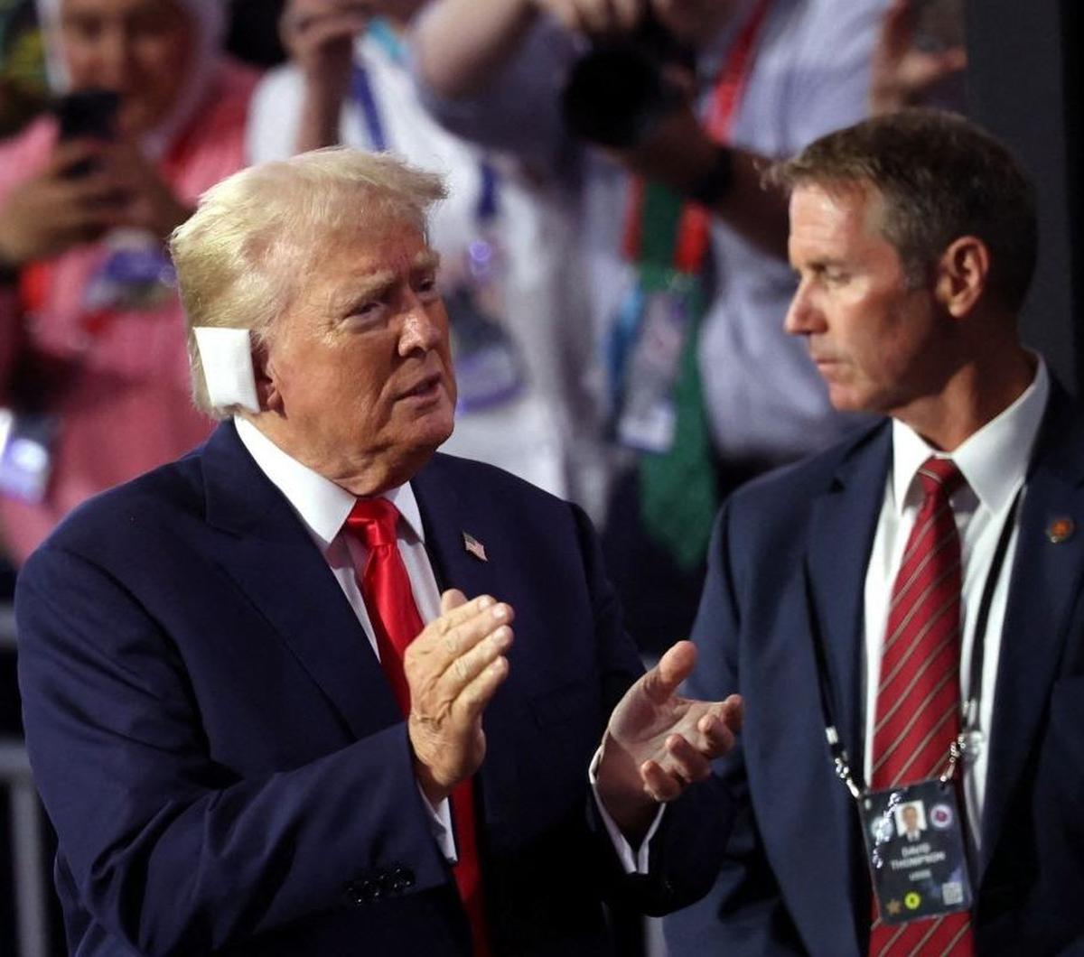 Saat ini calon presiden dari Partai Republik dan mantan Presiden AS Donald Trump sedang menghadiri Hari pertama Konvensi Nasional Partai Republik (RNC) yang berlangsung di Fiserv Forum di Milwaukee, Wisconsin, AS (15/7/2024).  Foto: Reuters<br>