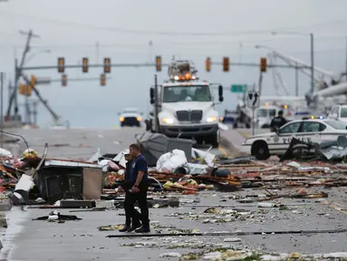 Puing-puing sisa badai menutupi jalan utama di Tusla, Oklahoma, Minggu (6/8). Badai tornado menghancurkan pertokoan di pusat kota bisnis Oklahoma, Minggu (6/8) waktu setempat. Akses jalan ditutup sementara usai badai reda. (Tulsa World via AP/Tom Gilbert)