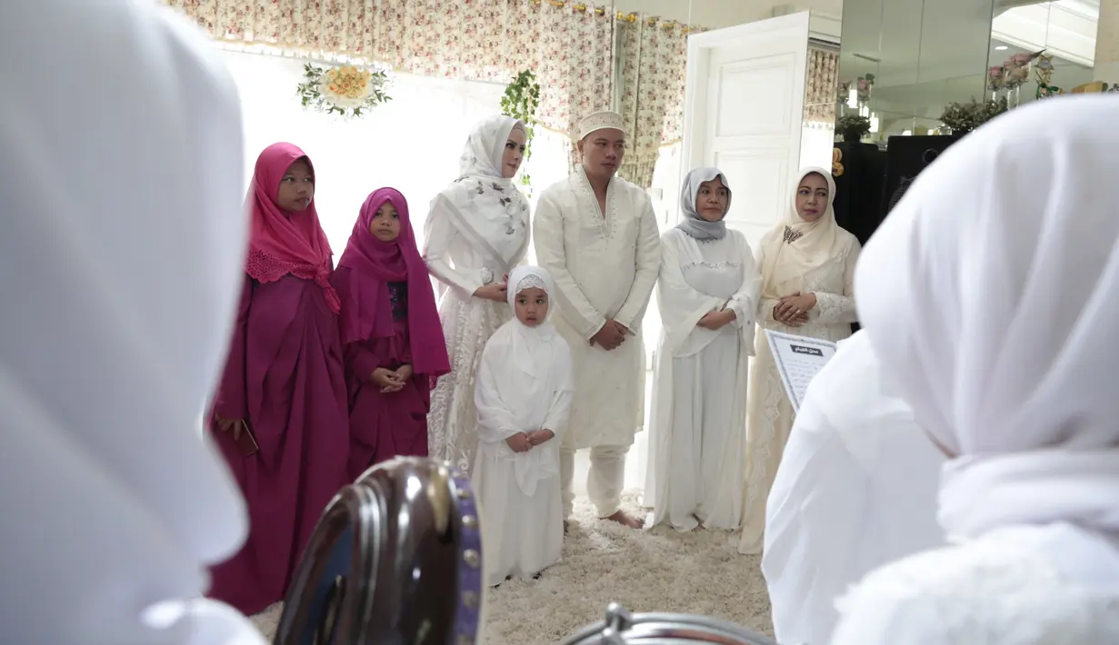 Sebelum melakukan akad nikah, pasangan ini baru saja menggelar pengajian di kawasan Jagakarsa, Jakarta Selatan, Senin (5/2). Nuansa putih menghiasi suasana pengajian. (Nurwahyunan/Bintang.com)